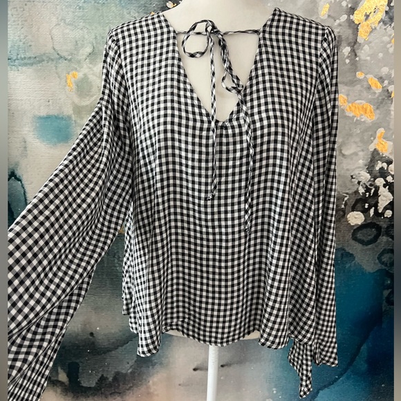 Checkered bell sleeve top - Picture 4 of 8